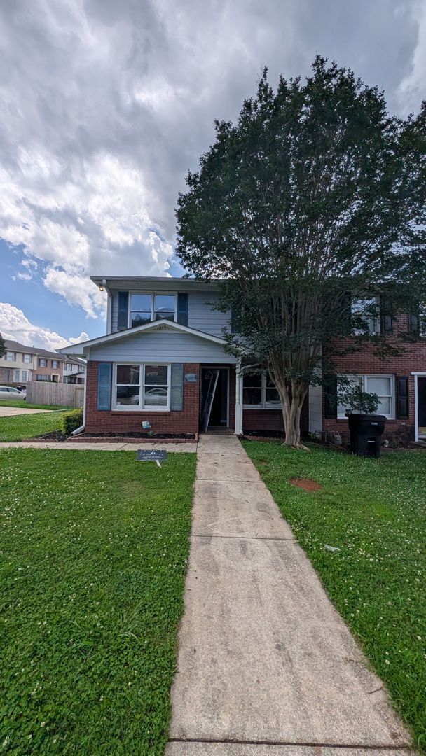 Building Photo - Renovated 3BR with Large Fenced Yard and Lots of Light