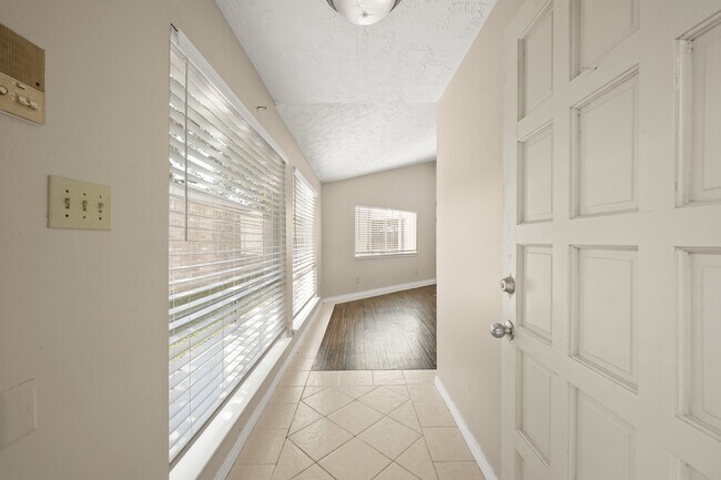 Foto del edificio - 16107 Grassy Creek Dr
