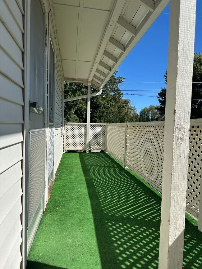 Foto del edificio - One bedroom, one bath, balcony and great v...