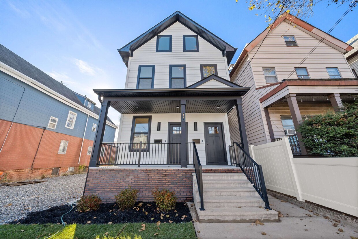 Primary Photo - 25 Lembeck Ave