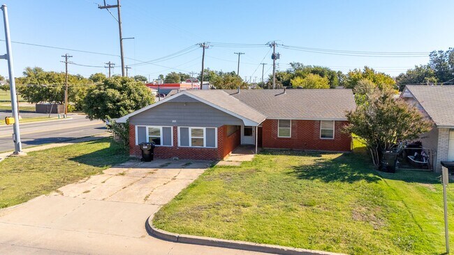 Foto del edificio - Spacious 4-Bedroom Home with Modern Updates and a Big Yard