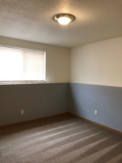 Building Photo - r527F