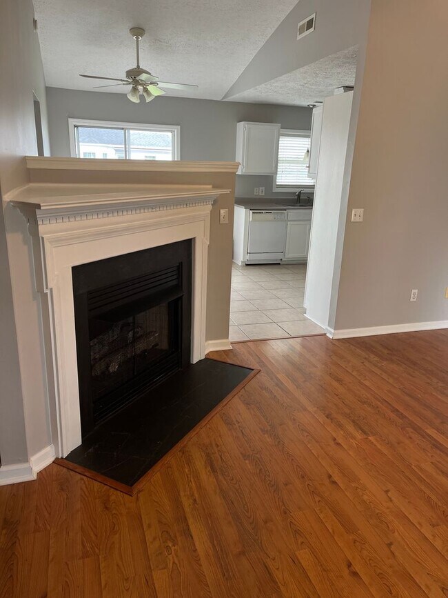 Building Photo - Charming Home with 2 car garage in Great Neighborhood