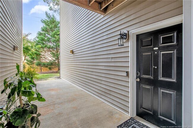 Foto del edificio - 625 Marshtree Ln
