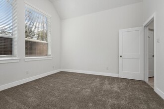Building Photo - 120 Red Cascade Trl