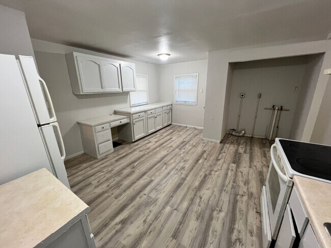 Building Photo - 15301 E Mayes Rd