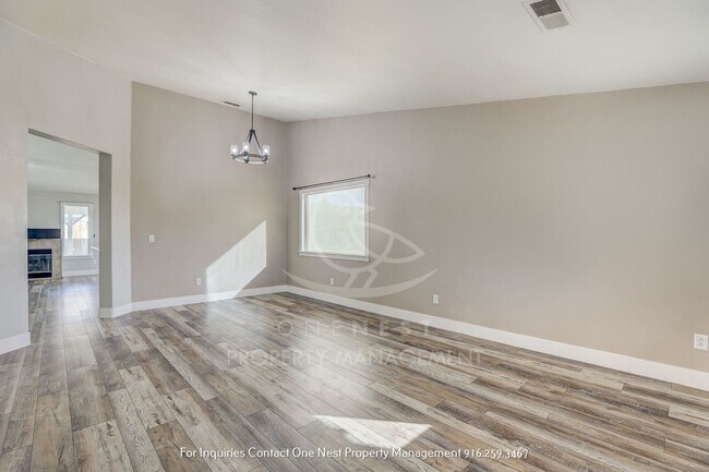 Foto del edificio - Recently upgraded, 4 bedroom, humongous ba...