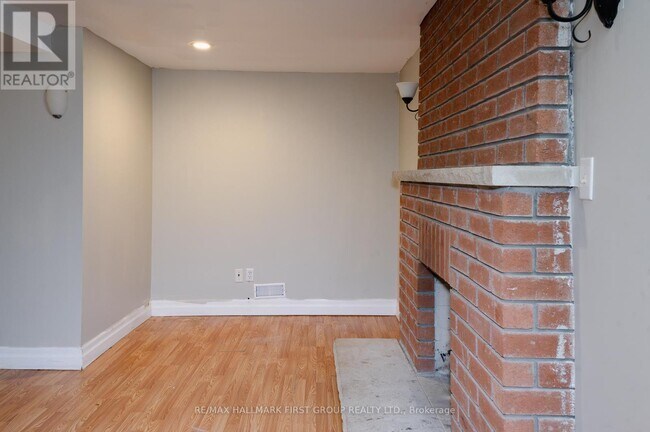 Photo du bâtiment - 1702 Greenvale Crescent
