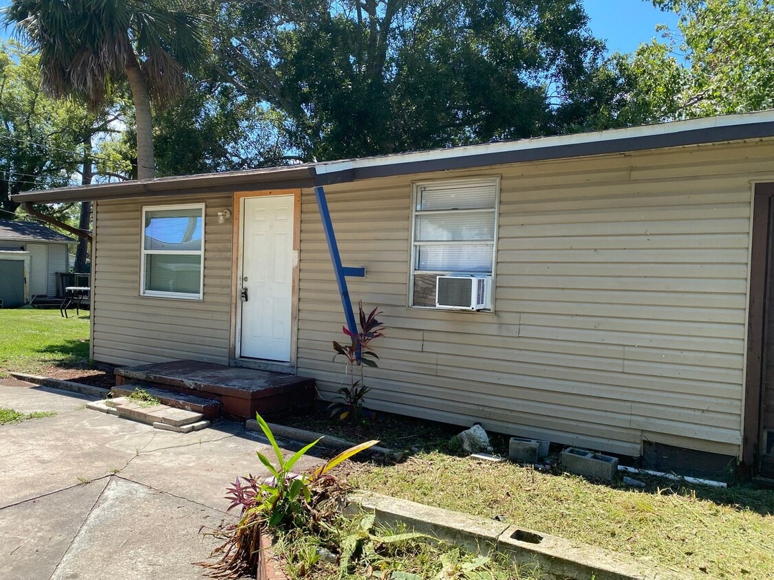 Primary Photo - CUTE 2 BEDROOM, 1 BATH HOME FRESHLY PAINTE...