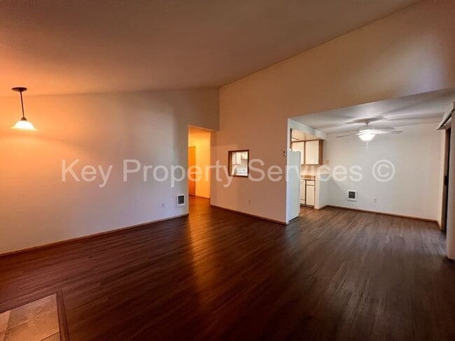 Building Photo - Updated Condo in Hazel Dell