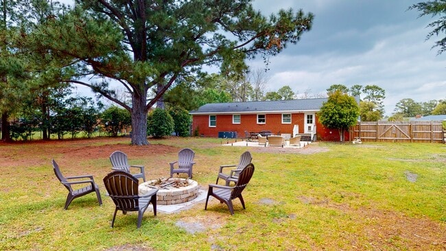 Building Photo - 110 Pinecliff Dr