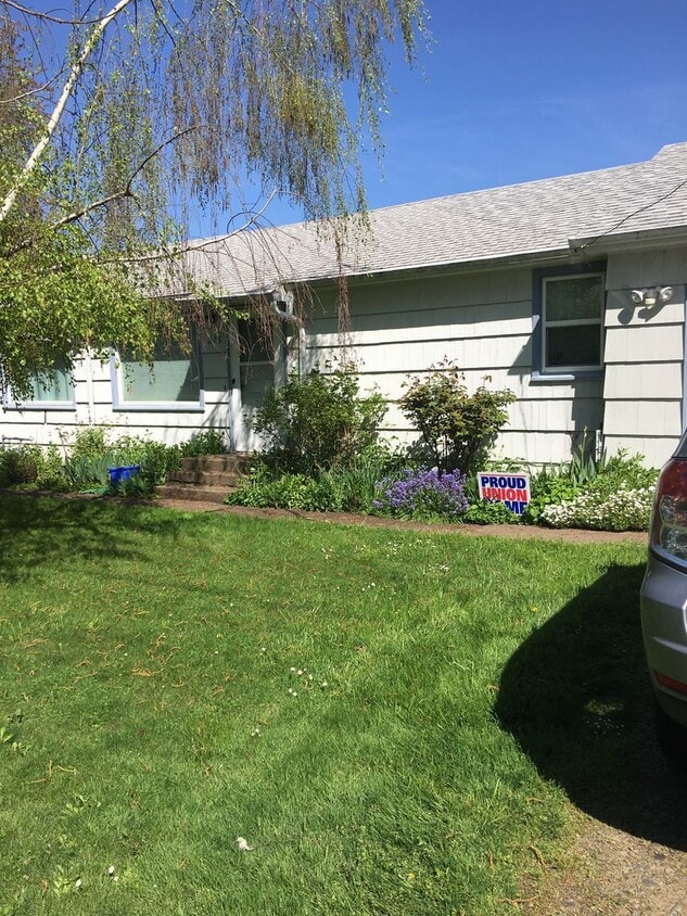 Building Photo - Charming 2 Bedroom/1 Bath Duplex in SE Cor...