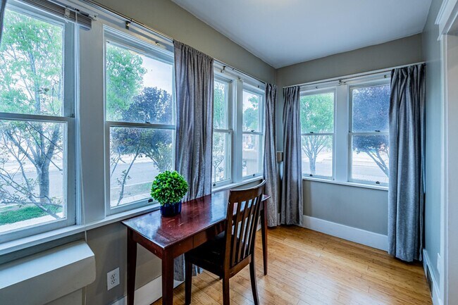 Foto del edificio - 902 Marquette Ave NW