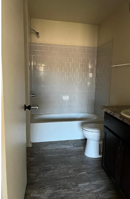 Building Photo - 3 bedrooms, 2 bathrooms Condo