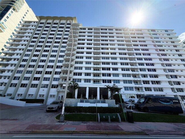 Foto del edificio - 5005 Collins Ave