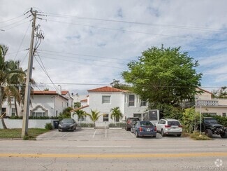 Building Photo - 2816 Pine Tree Dr