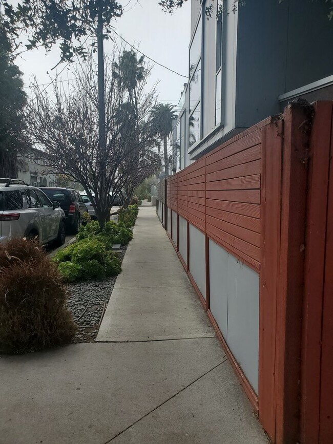 Foto del edificio - 487-489 CARROLL AVE.