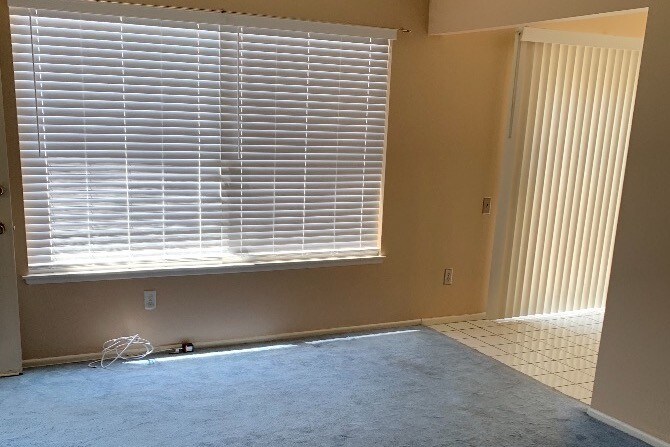 Sala de estar - 1319 E Fairgrove Ave