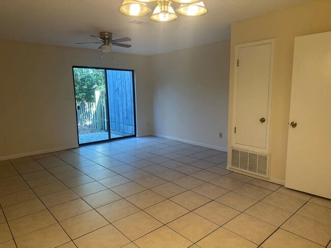 Foto del edificio - 2 Bed Townhouse in Central Pensacola