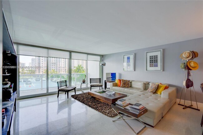 Foto del edificio - 100 Bayview Dr