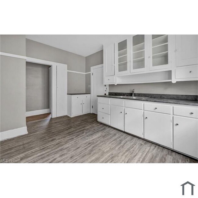 Building Photo - 3570 E 151st St