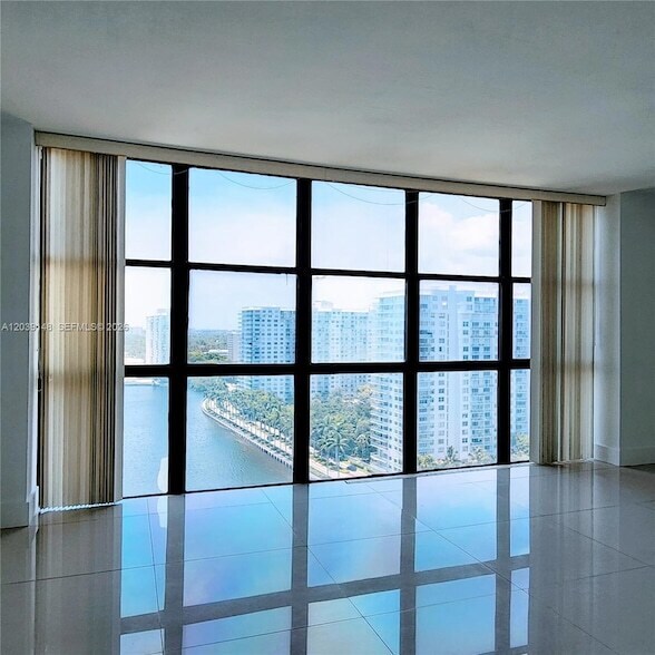 Foto del edificio - 18181 NE 31st Ct