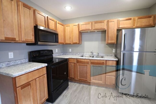 Building Photo - Move in special $550!! Recently renovated 2 bed, 1 bath apt - utilities included!! HUD accepted!