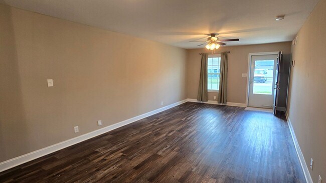Foto del edificio - Beautiful 3 BDS 2 BA with fenced in yard