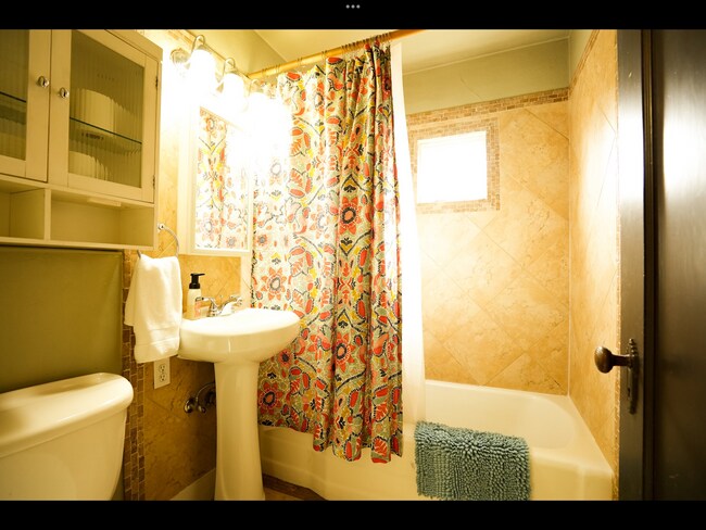 Full bath, shower/tub. - 411 NW Florida Ave