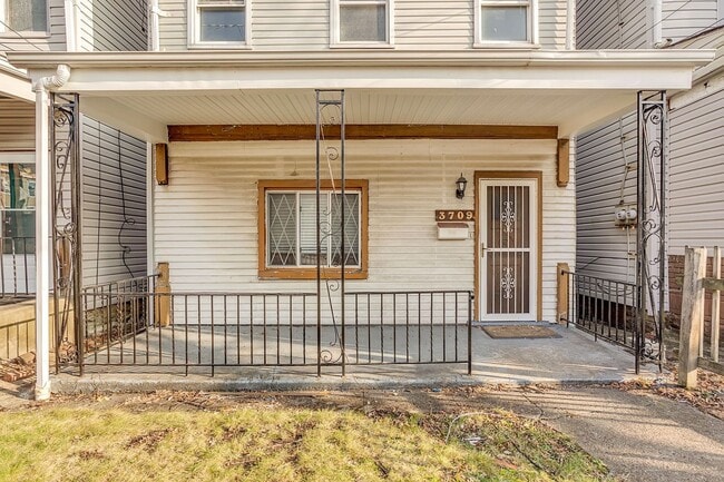 Building Photo - 4/5 Bed 2 Bath - South Oakland, ALL UPDATE...