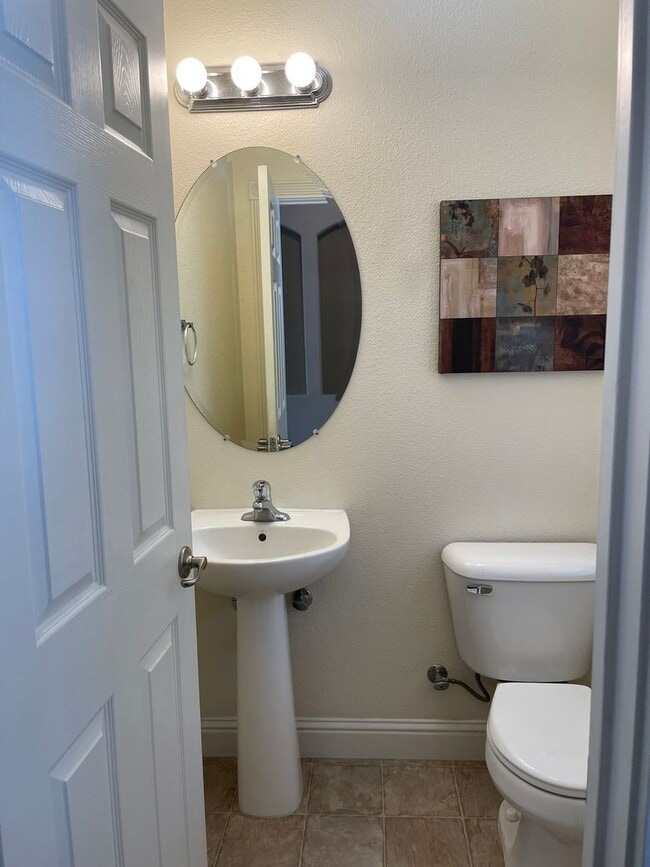 Building Photo - Spacious & Elegant 6-Bedroom, 3.5-Bath Hom...