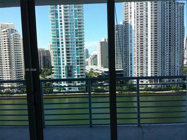 Foto del edificio - 325 S Biscayne Blvd