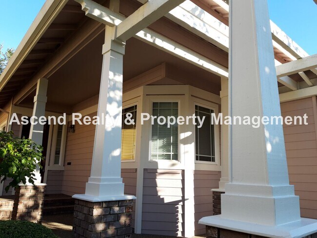 Foto del edificio - Lower Price! Available Now 4 Bed w/Bed & Full Bath on Main, Solar Panels, Yard Care Included