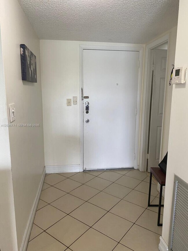 Foto del edificio - 873 NE 195th St