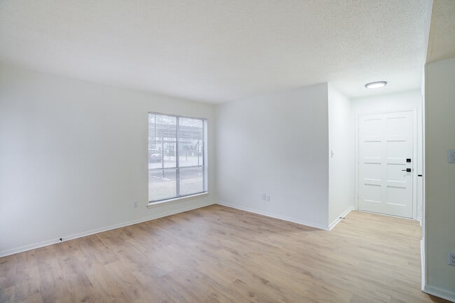 Building Photo - ReNew Towne Oaks