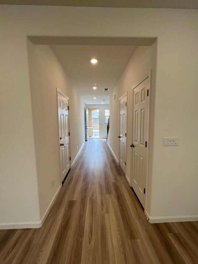 Foto del edificio - Beautiful 3 Bedroom Enclave at Folsom Ranch Home!