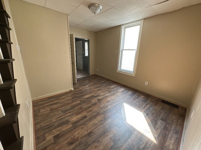 Building Photo - 418 E Division St