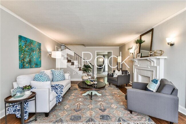 Foto del edificio - Beautifully Remodeled 4-Bedroom Home near ...