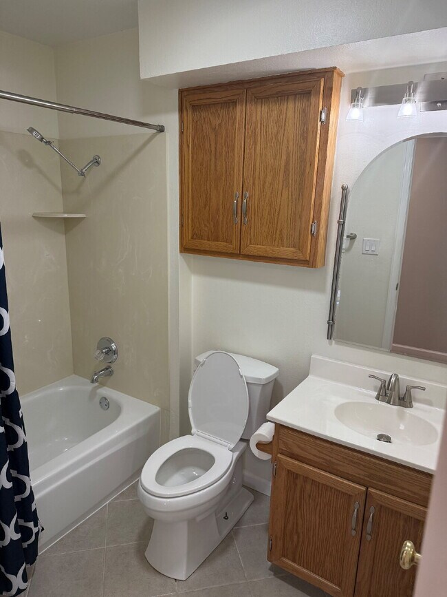 Building Photo - "Spacious 4-Bed Lakewood Gem with Hardwood Floors, Finished Basement & Fireplace - 2970 Sq Ft!"