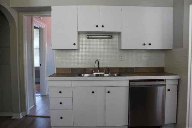 Building Photo - 204 N Ash St
