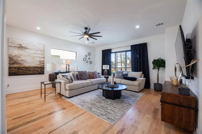 Building Photo - Room in Duplex on Avenue L
