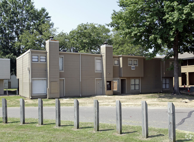 Primary Photo - Peppertree Apartments