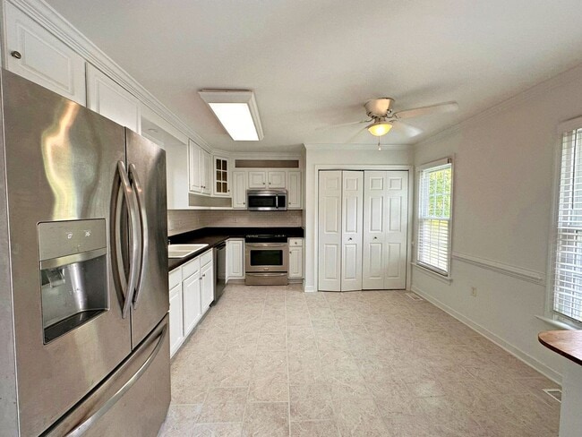 Building Photo - Updated Home in the Heart Of Chesterfield