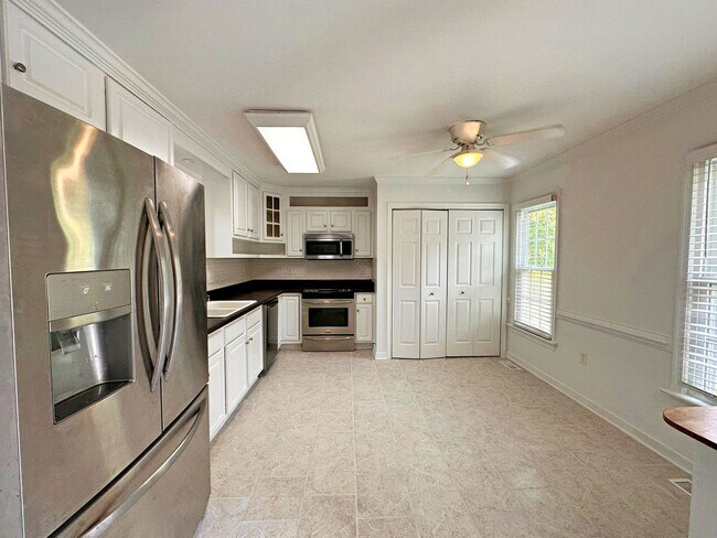 Foto del edificio - Updated Home in the Heart Of Chesterfield