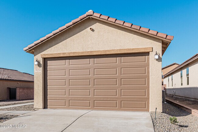 Building Photo - 9253 N Agave Gold Rd