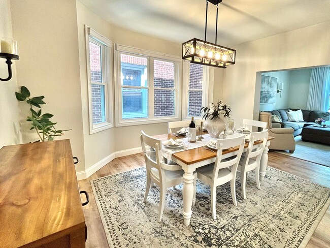 Building Photo - 1 Mile to Country Club! Sleeps 10!