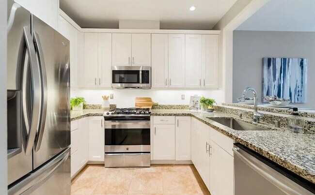 Foto del edificio - Incredible spacious and bright condo in gr...