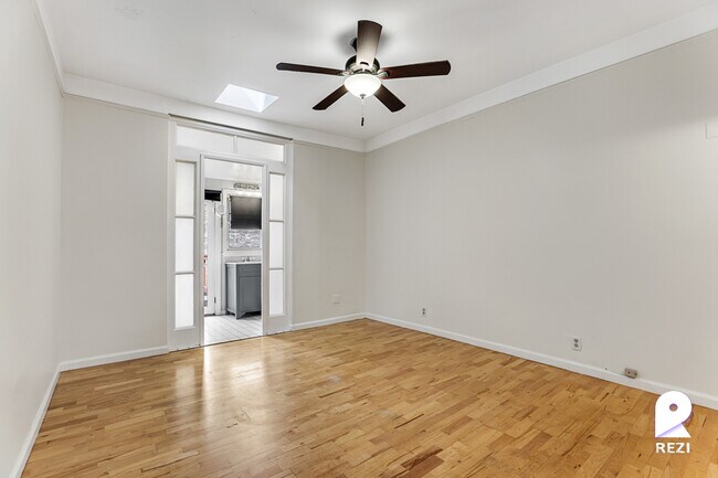 Building Photo - 162 Langton St