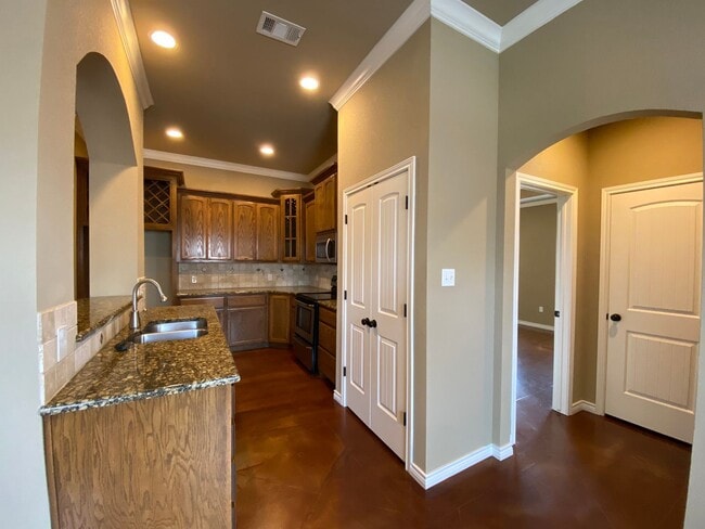 Building Photo - 4 bedroom single family home