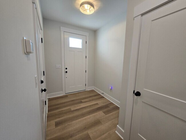 Foto del edificio - Rare Townhome Opportunity Near Hester Pond – Beautifully Upgraded Laurel Hills Retreat